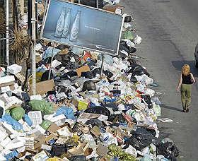 Berlusconi: Napoli verrà ripulita dai rifiuti anche prima del 23 luglio