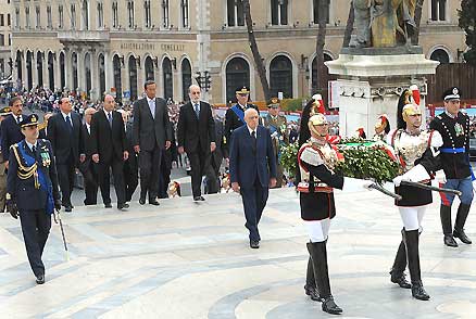 2 giugno, Napolitano: La Costituzione fondamento e simbolo della Repubblica