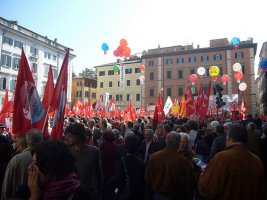 Cgil in piazza, a Roma, sotto il logo “unità anticrisi”
